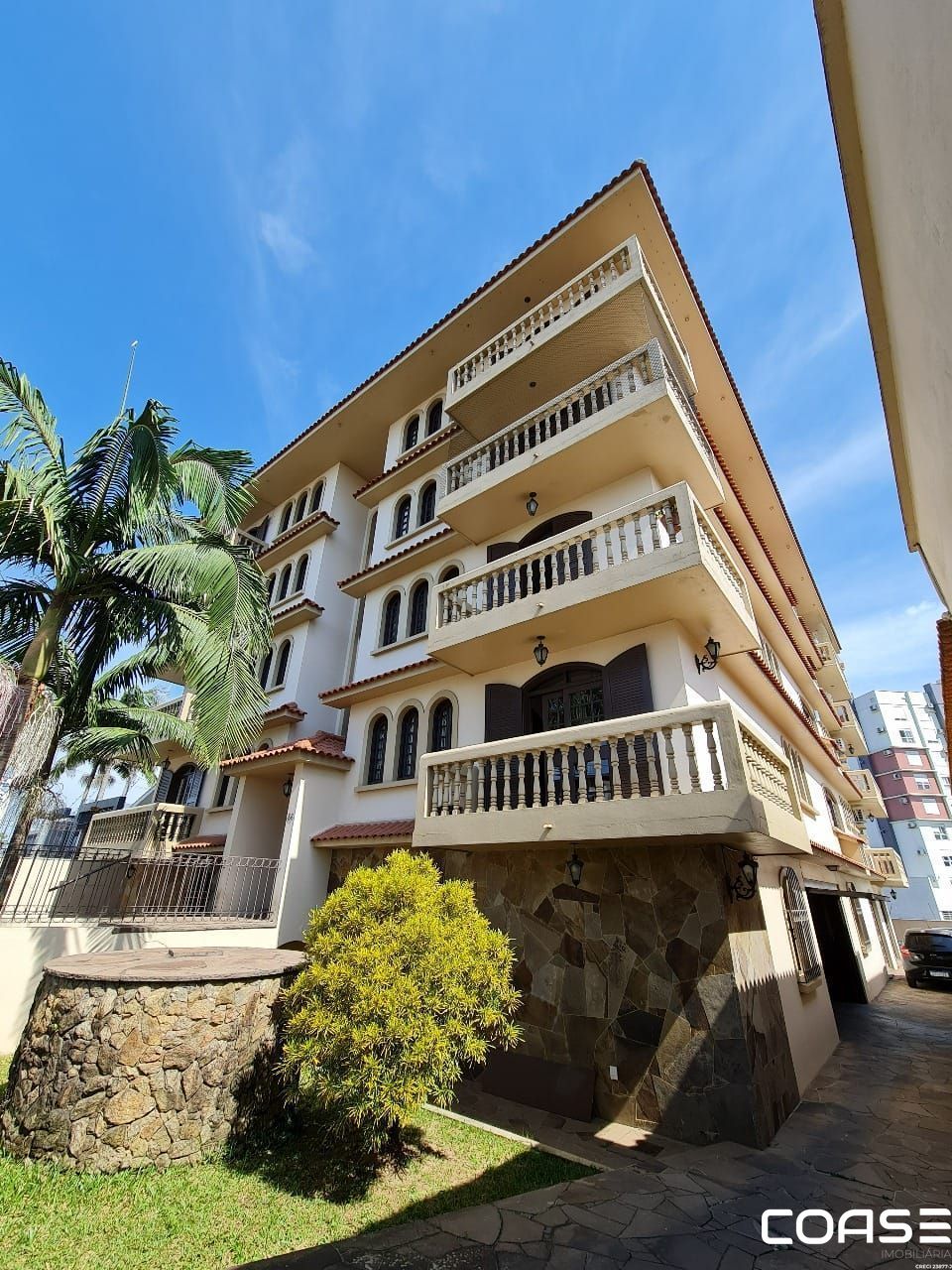 Amplo apartamento de 03 dormitórios com suíte para venda em Santa Maria