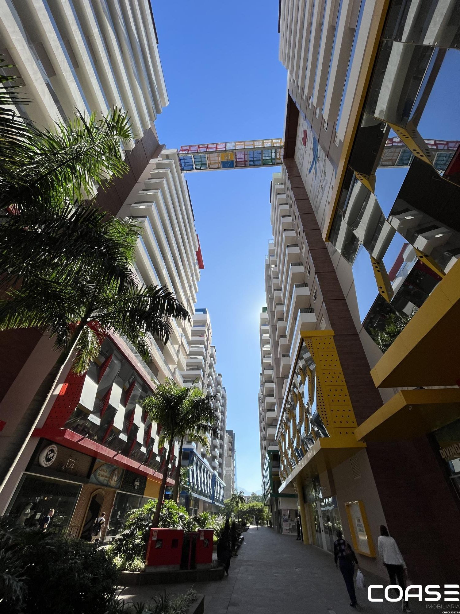 Apartamento central mobilado de 2 dormitórios em Santa Maria