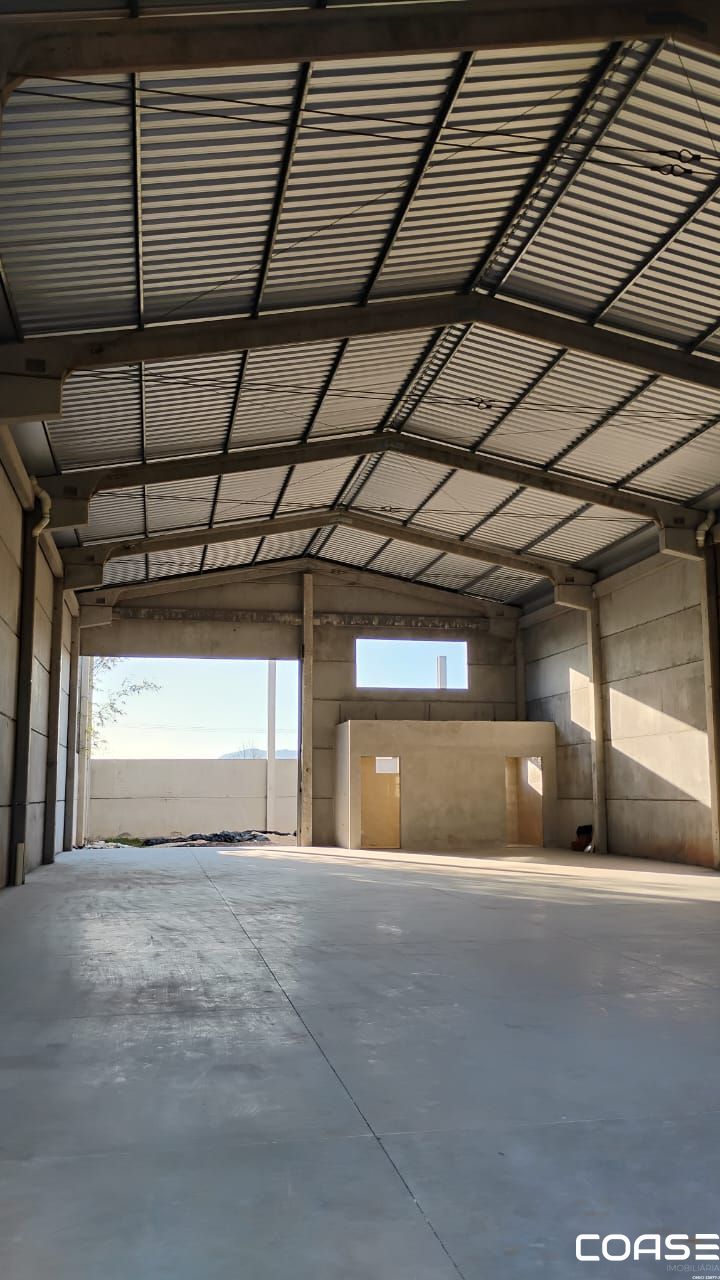 Pavilhão com 300 m² para locação.