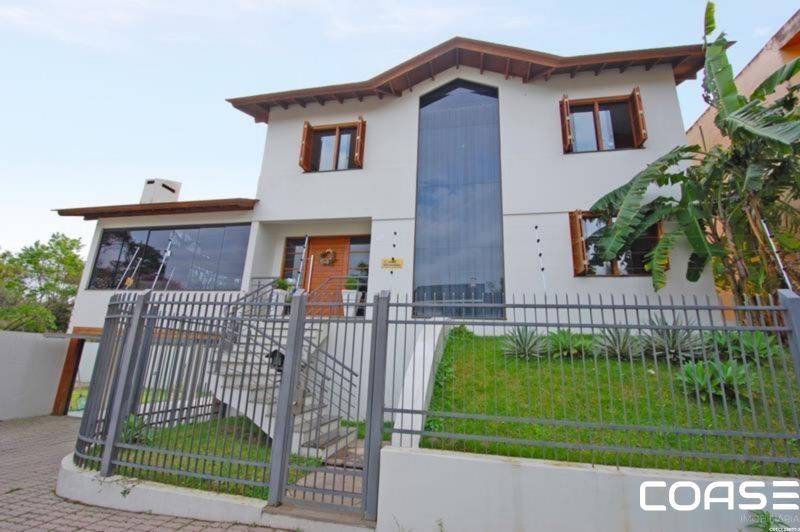 Casa 04 Dormitórios com Piscina para venda no bairro Nossa Senhora de Lourdes