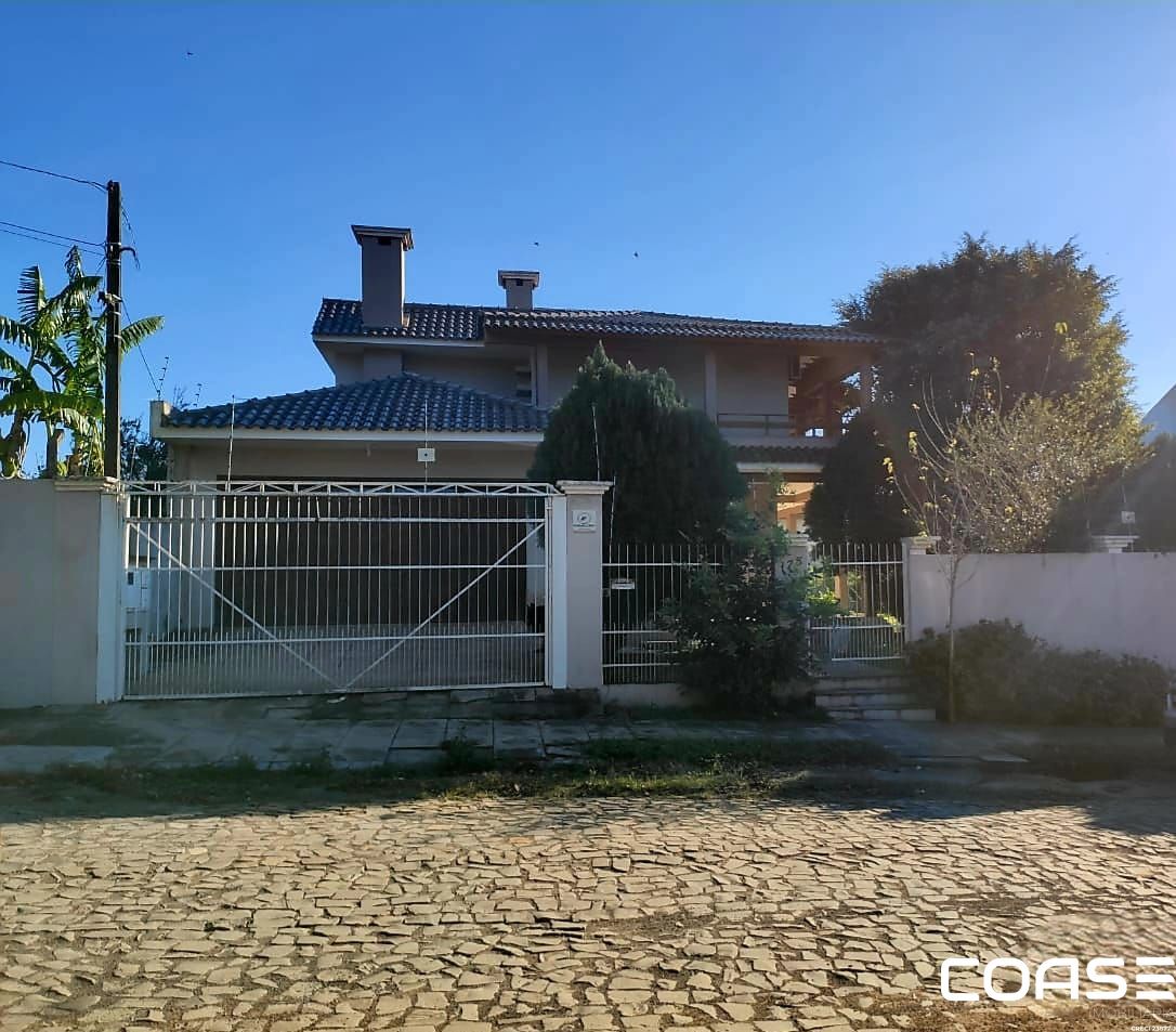 Casa espaçosa com 4 dormitórios e amplo jardim em Camobi.