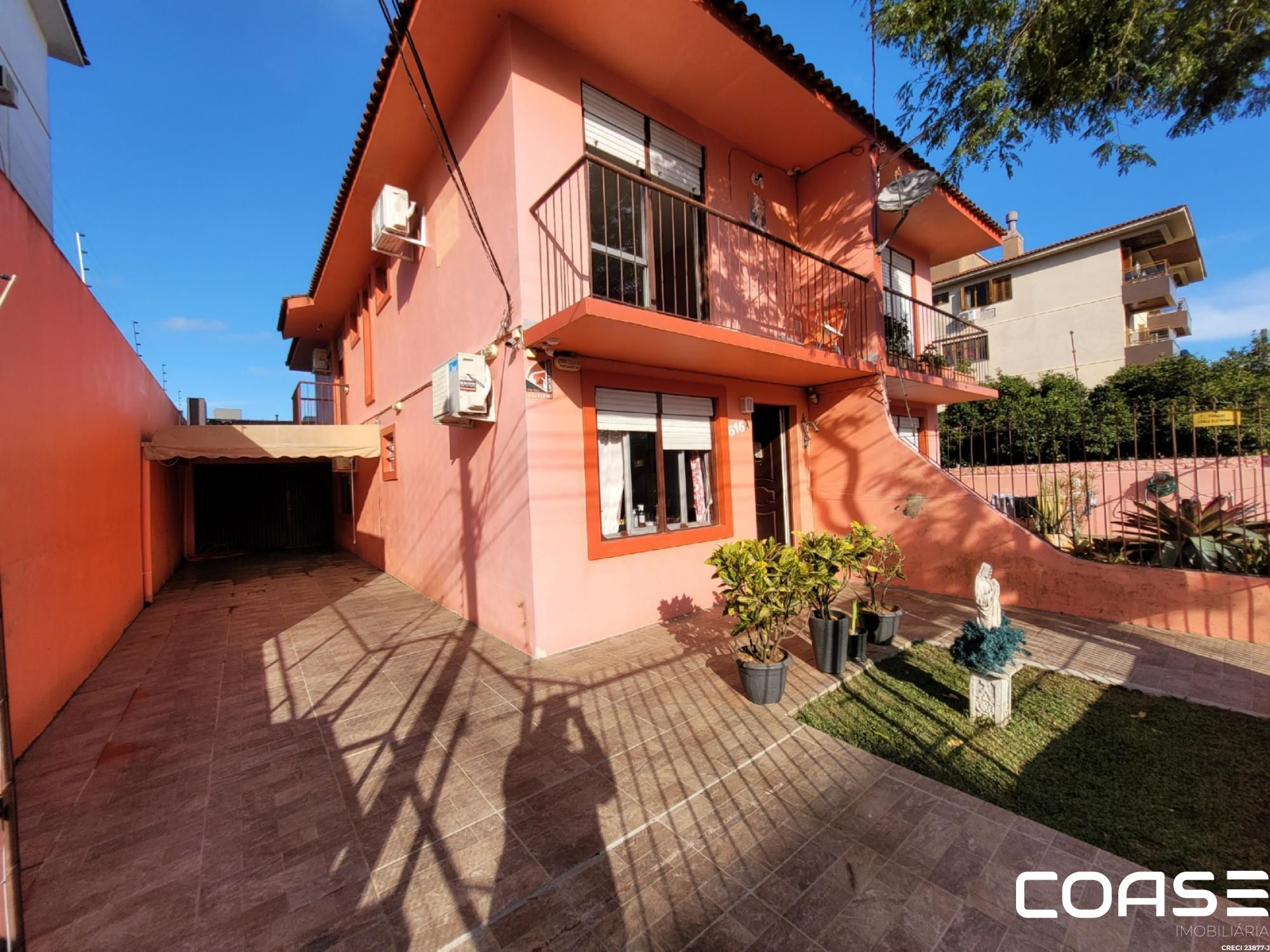 Casa sobrado de 03 dormitórios para venda em Camobi próximo da UFSM