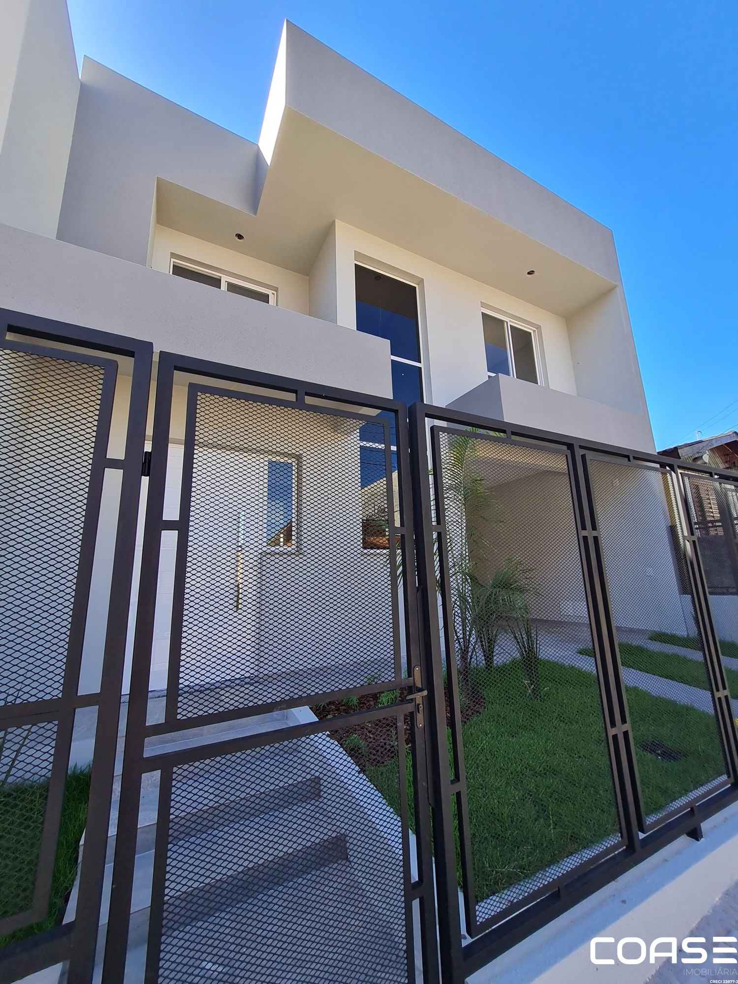 Casa tipo sobrado para venda próximo a Poupex e Quartéis da 6° Brigada e Mallet