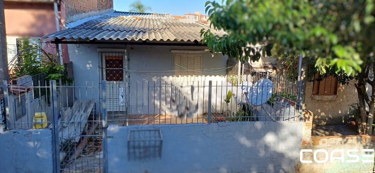 Casa a venda no bairro Patronato com dois dormitórios e um banheiro.