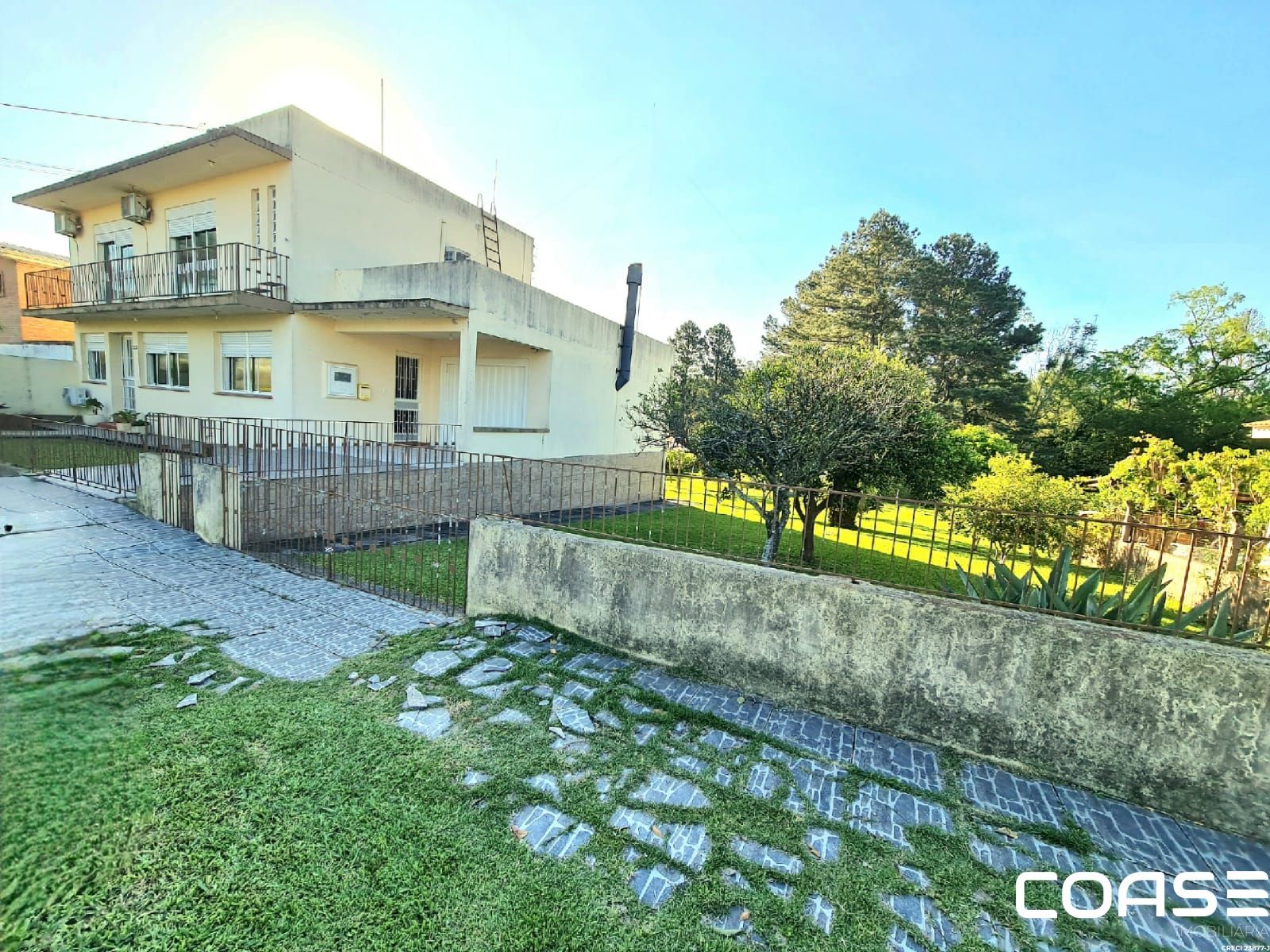 Residência Exclusiva com 4 Dormitórios, Área Gourmet e Pátio Exuberante.