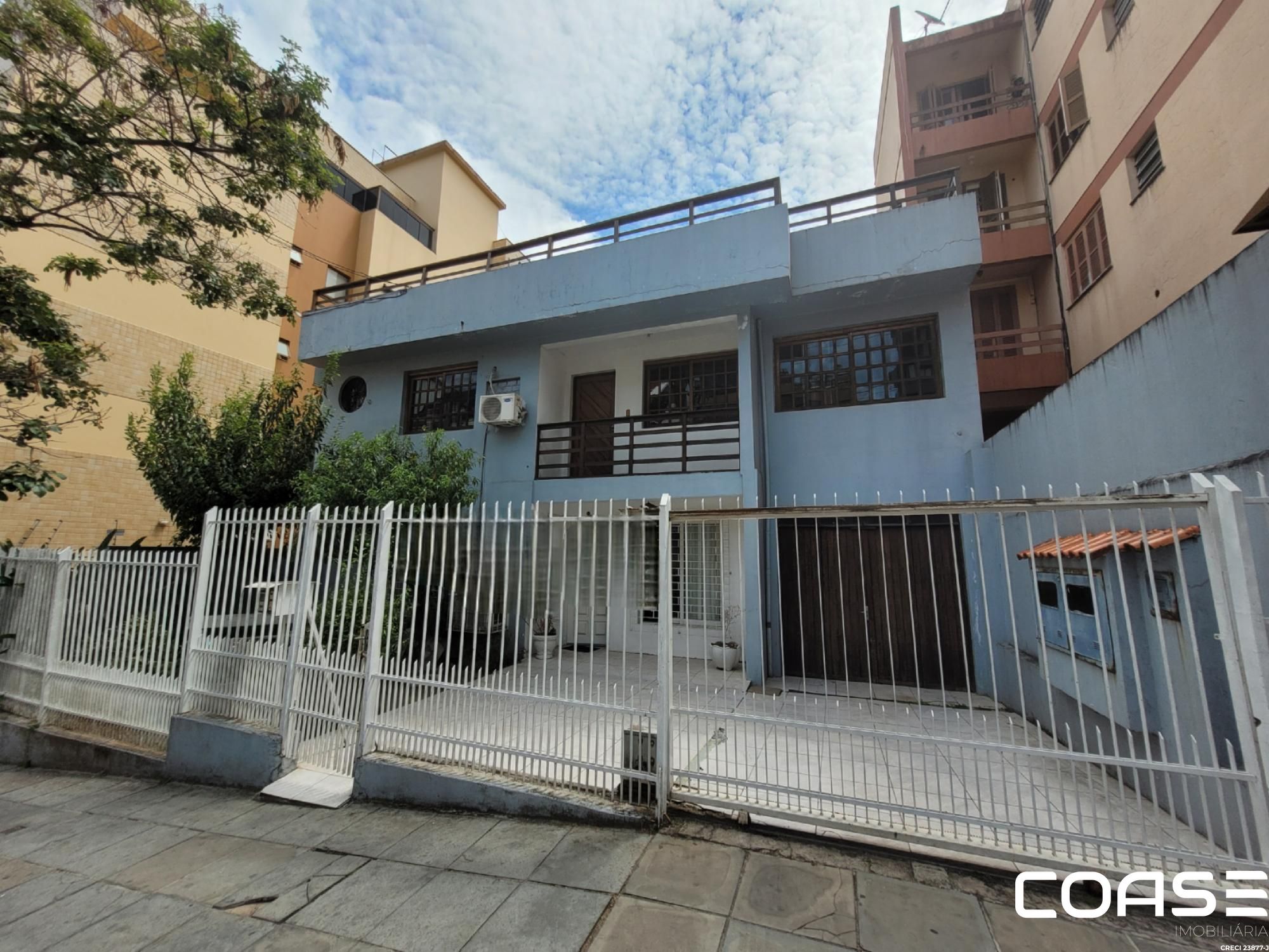 Sobrado de 03 andares com 06 dormitórios no bairro Medianeira