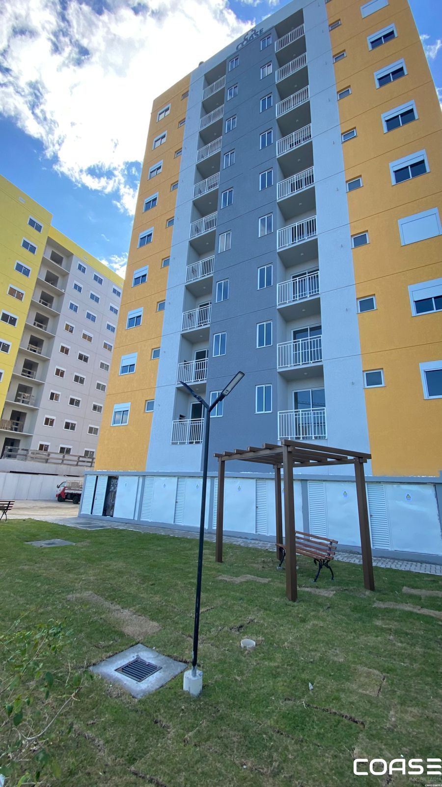 Apto de 2 Dormitorios, Sacada e Vaga de Garagem.