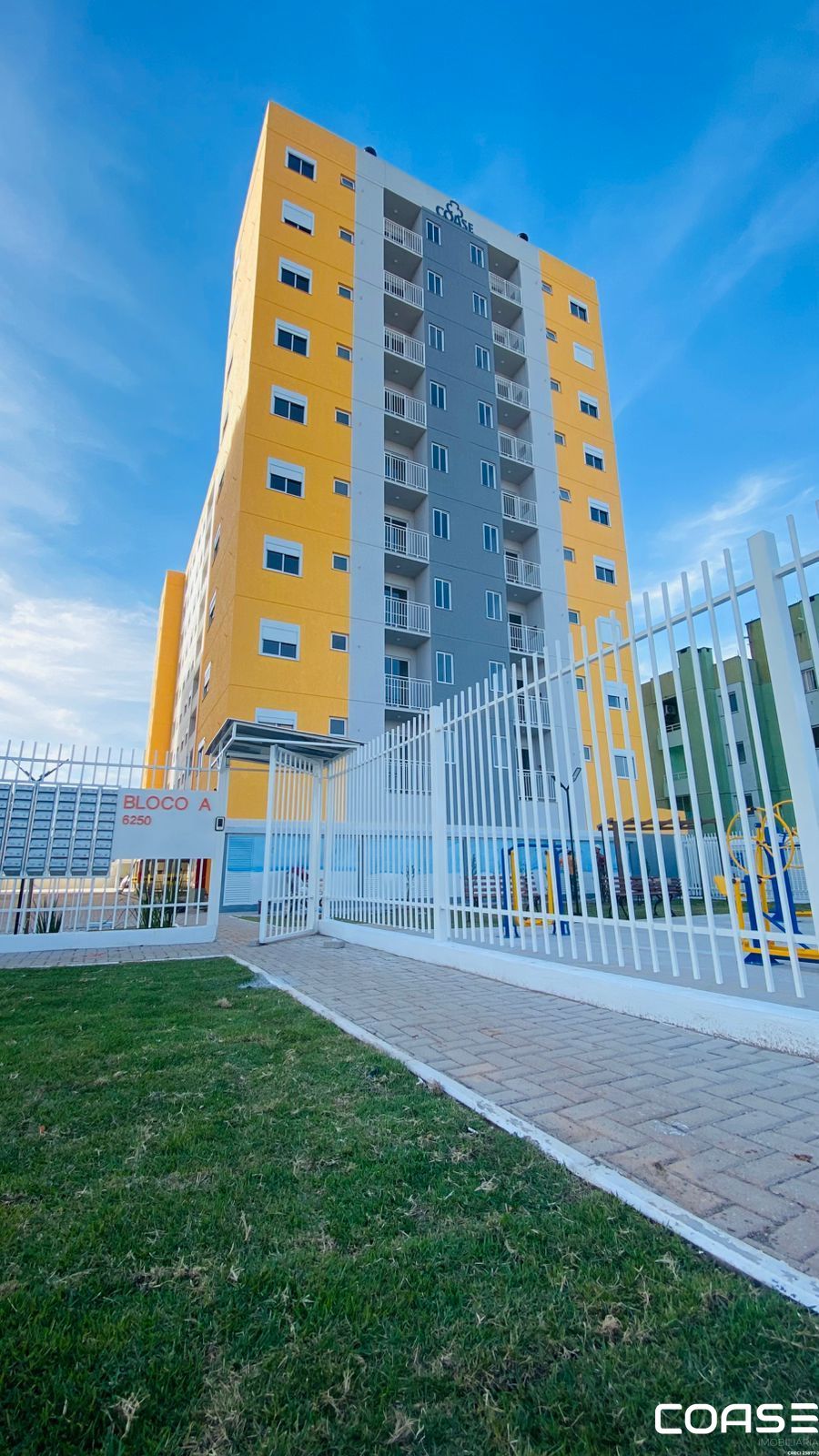 Apto de 2 Dormitorios, Sacada e Vaga de Garagem!