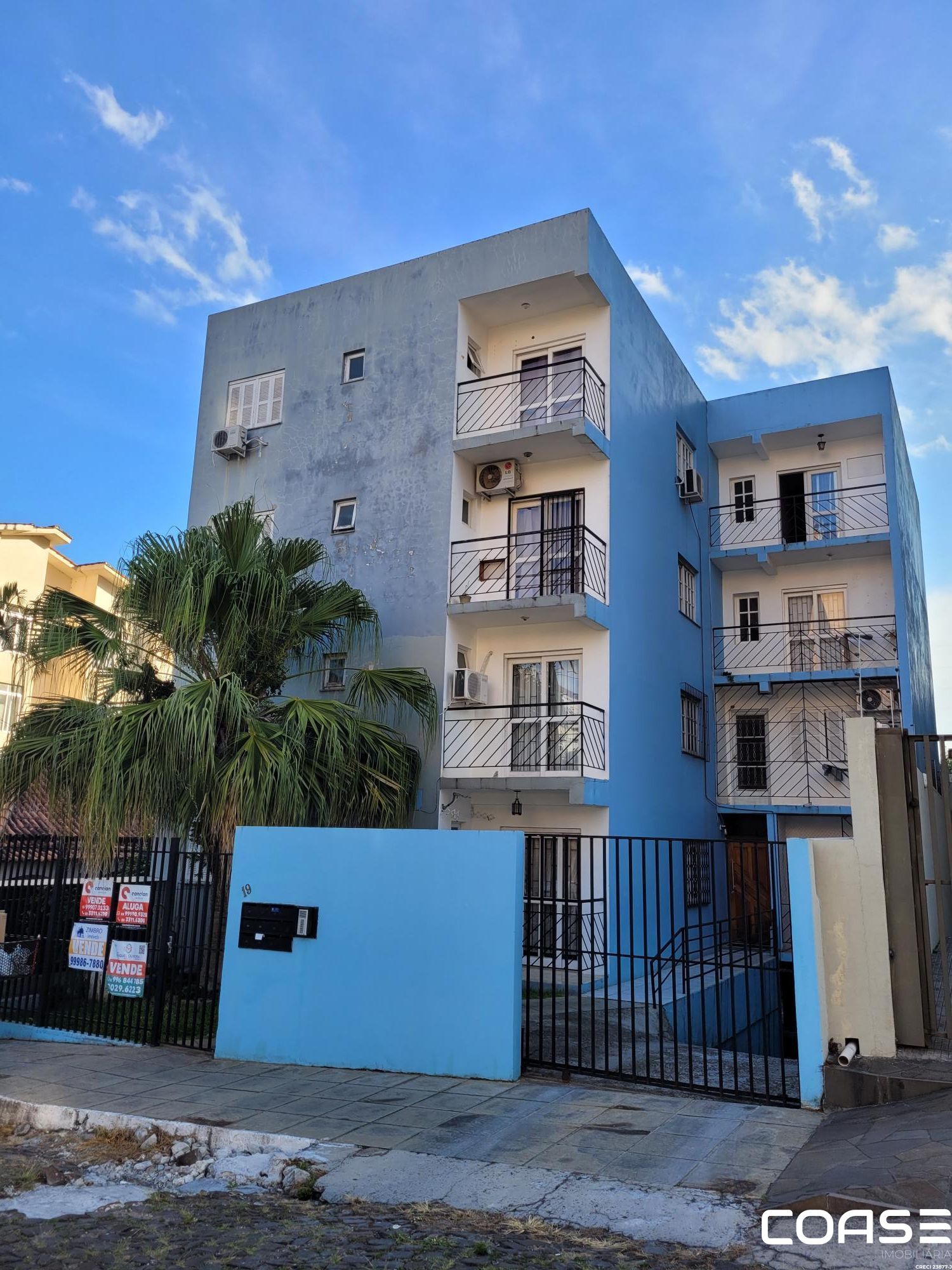 Apartamento mobiliado de 01 dormitório no Bairro Dores à uma quadra do Royal Pla