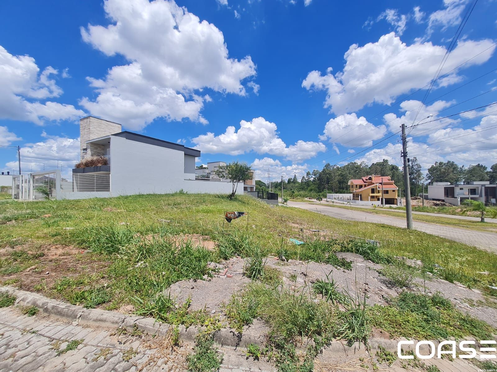 Terreno de esquina com 492M2 para venda no Terras de Santorini