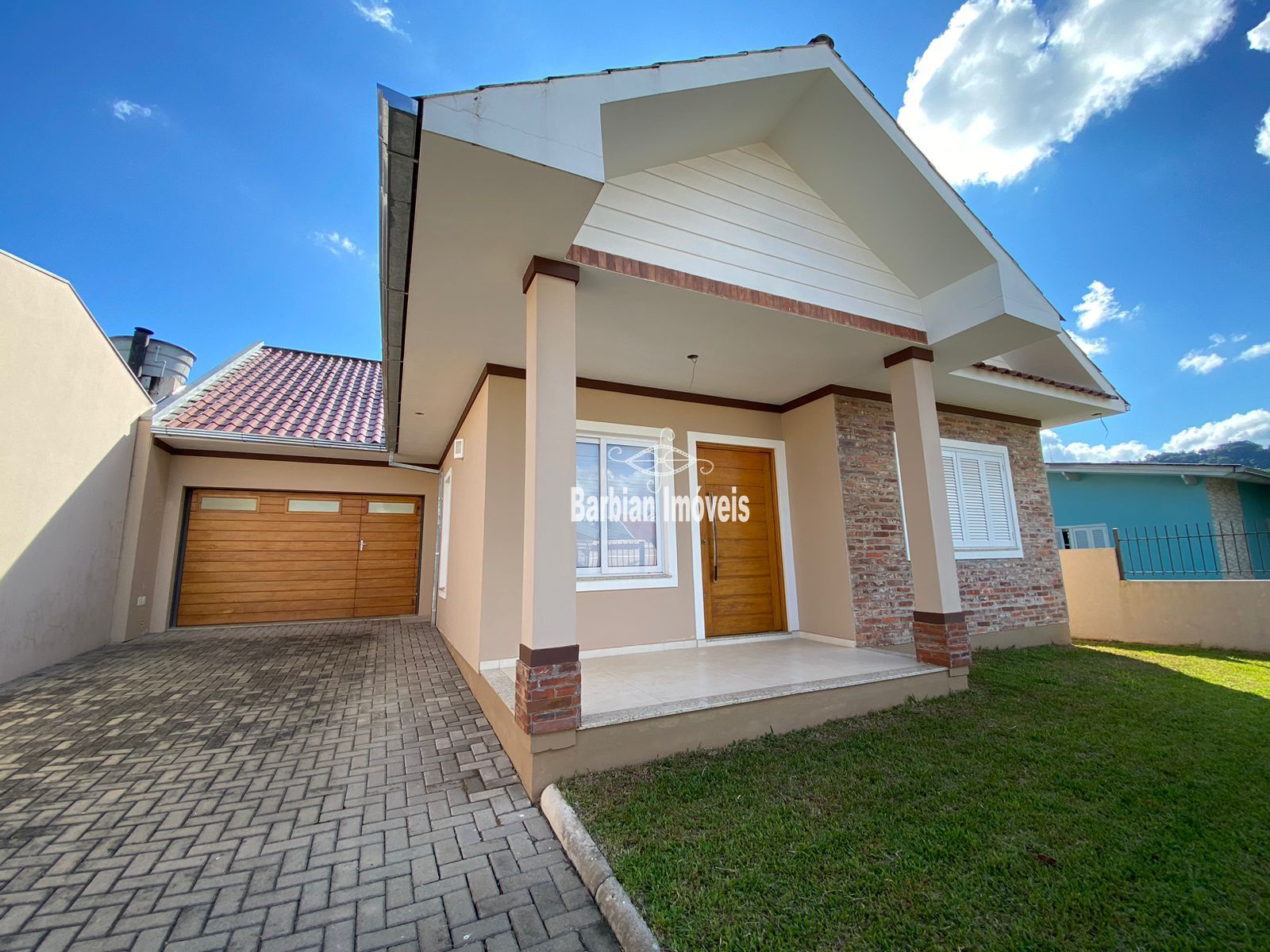 Casa à venda com 3 quartos, 162m² - Foto 1