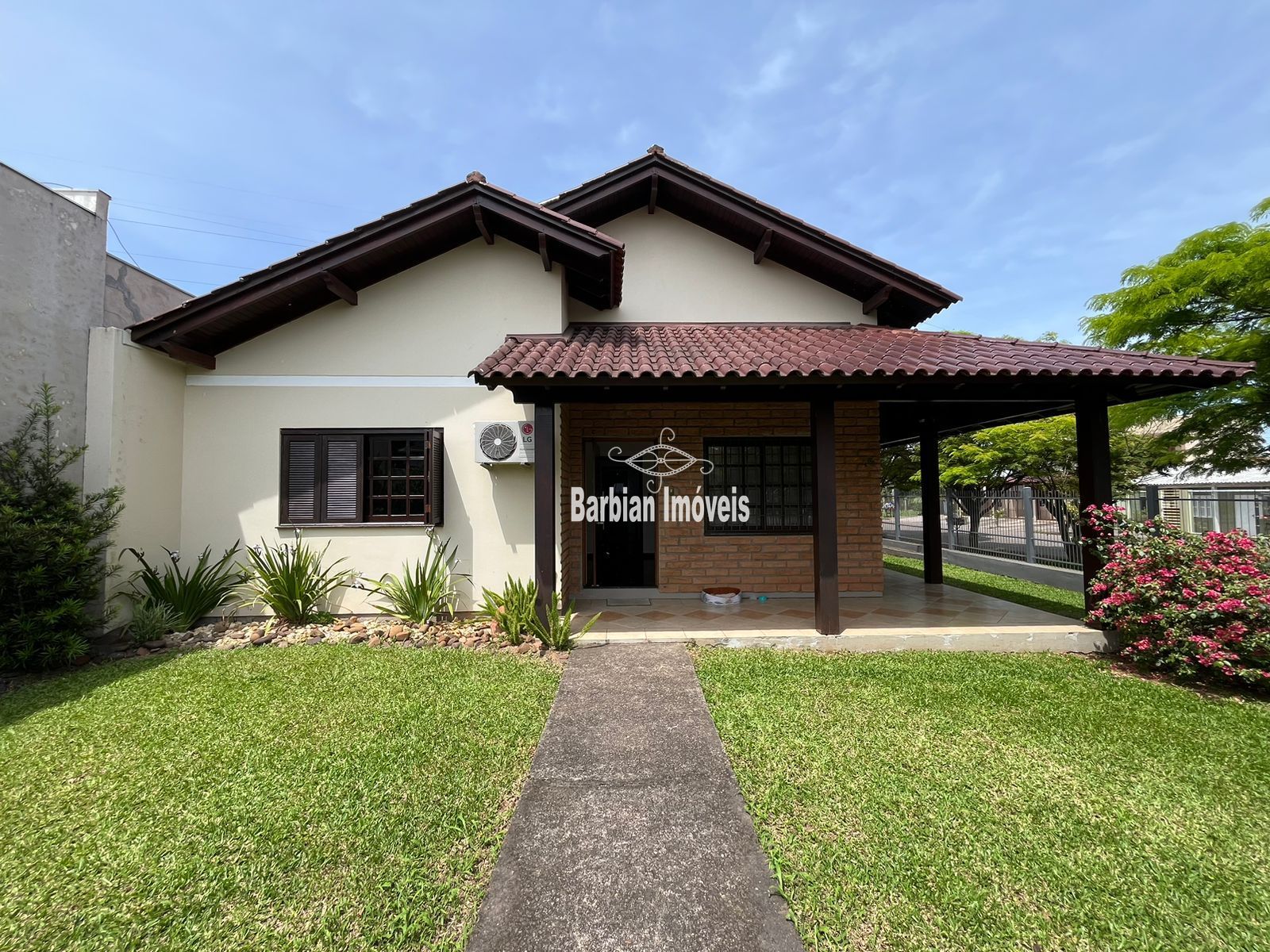 Casa à venda com 3 quartos, 210m² - Foto 1