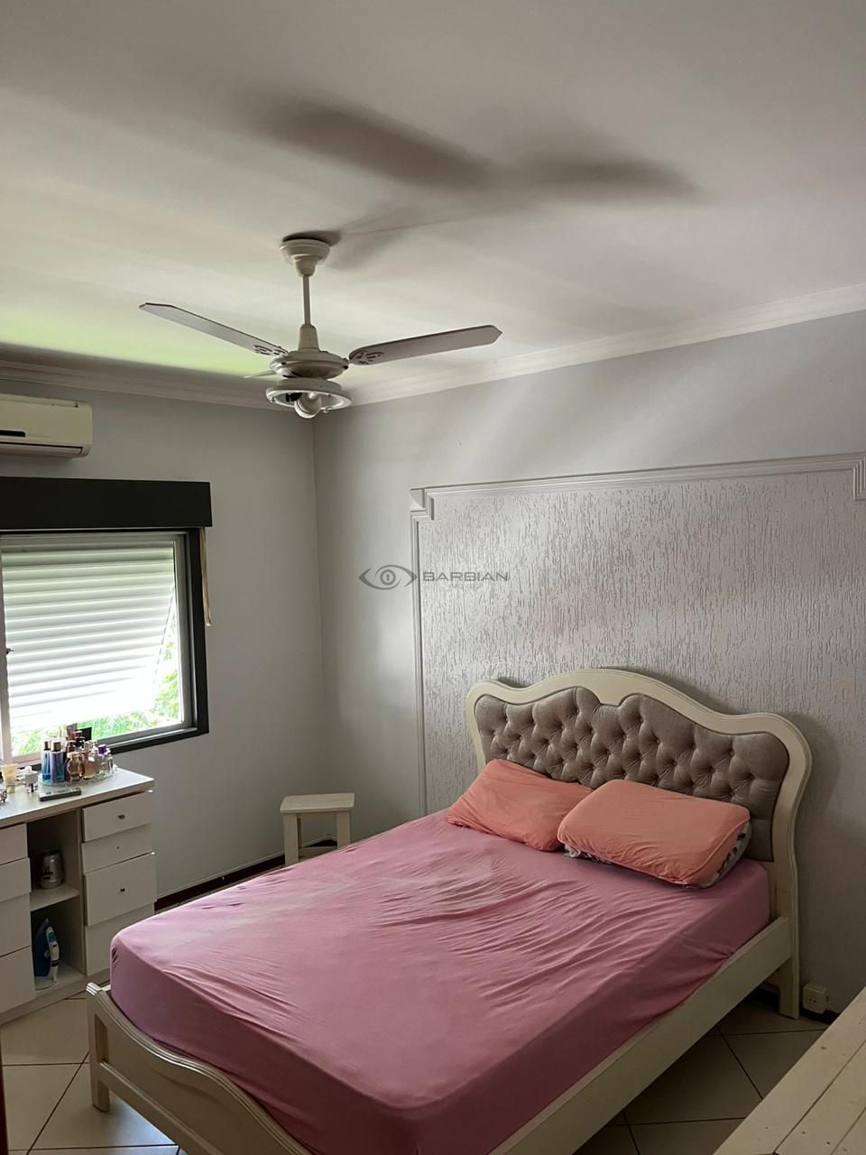 Apartamento com 2 Dormitórios à venda, 73 m² por R$ 300.000,00 Apartamento com 2 Dormitórios à venda, 73 m² por R$ 300.000,00