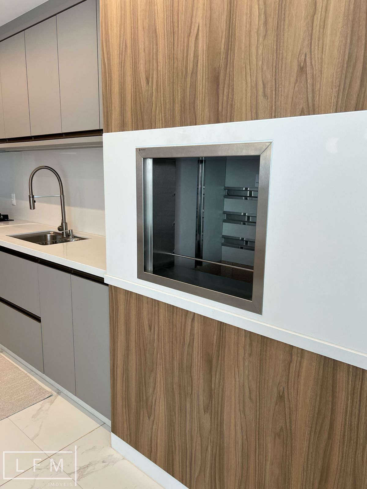 Apartamento novo mobiliado frente mar a venda