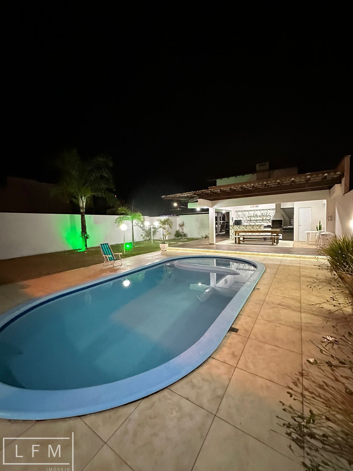 Casa com 5 Dormitórios à venda, 250 m² por R$ 1.900.000,00 Casa com 5 Dormitórios à venda, 250 m² por R$ 1.900.000,00