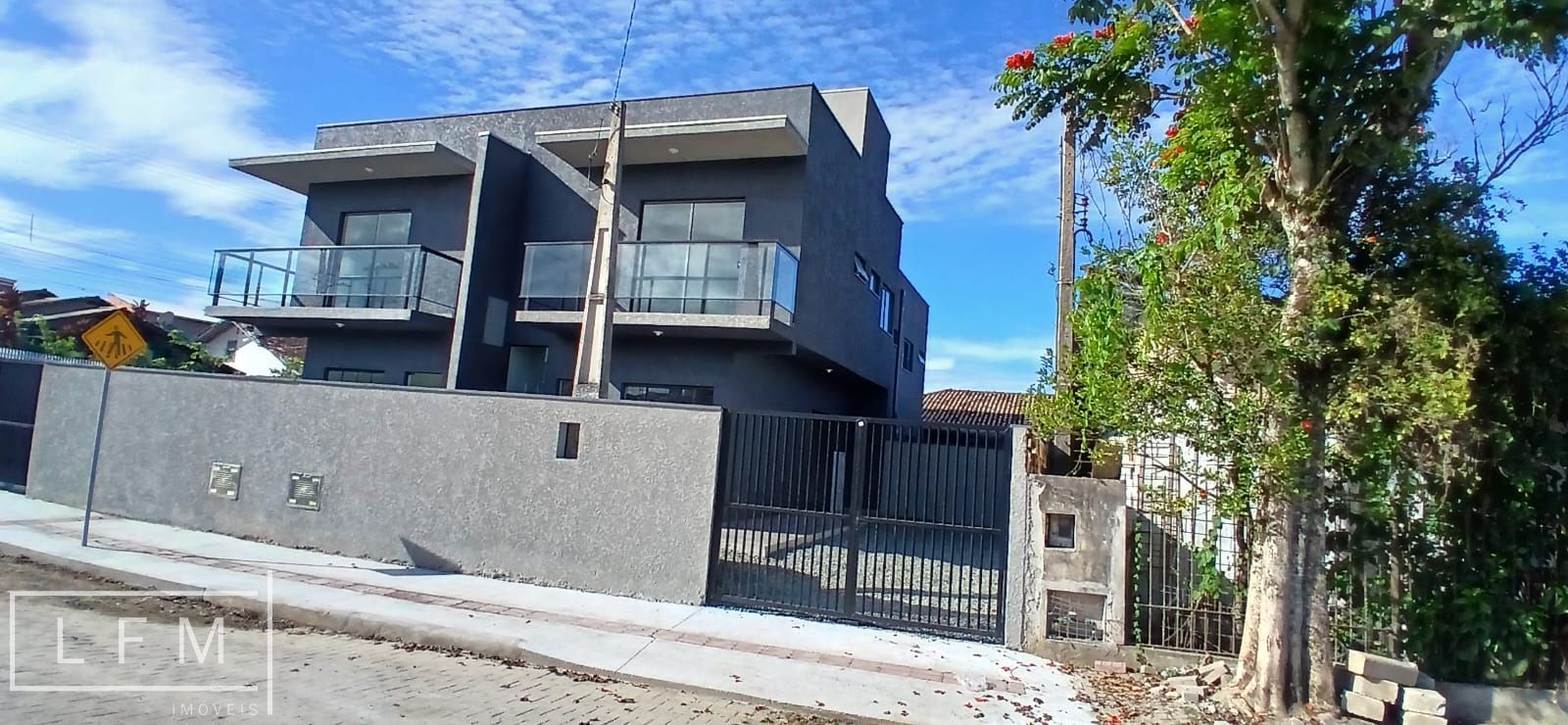 Sobrado geminado pronto para morar em Balneário Piçarras Sc