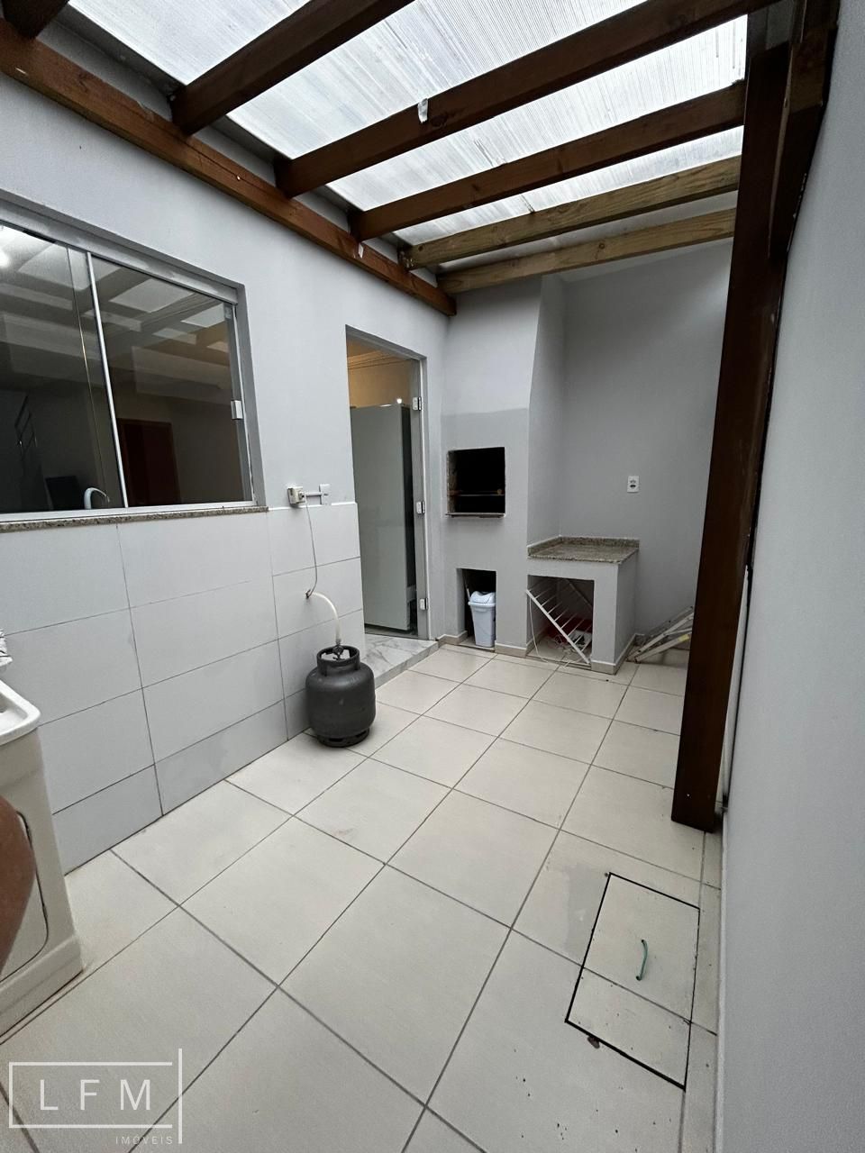 Sobrado mobiliado venda proximo do mar em Balneario Picarras Sc