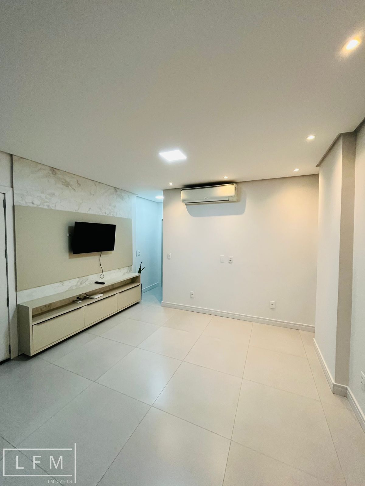 Apartamento finamente mobiliado em proximo do mar em Balneario Picarras Sc