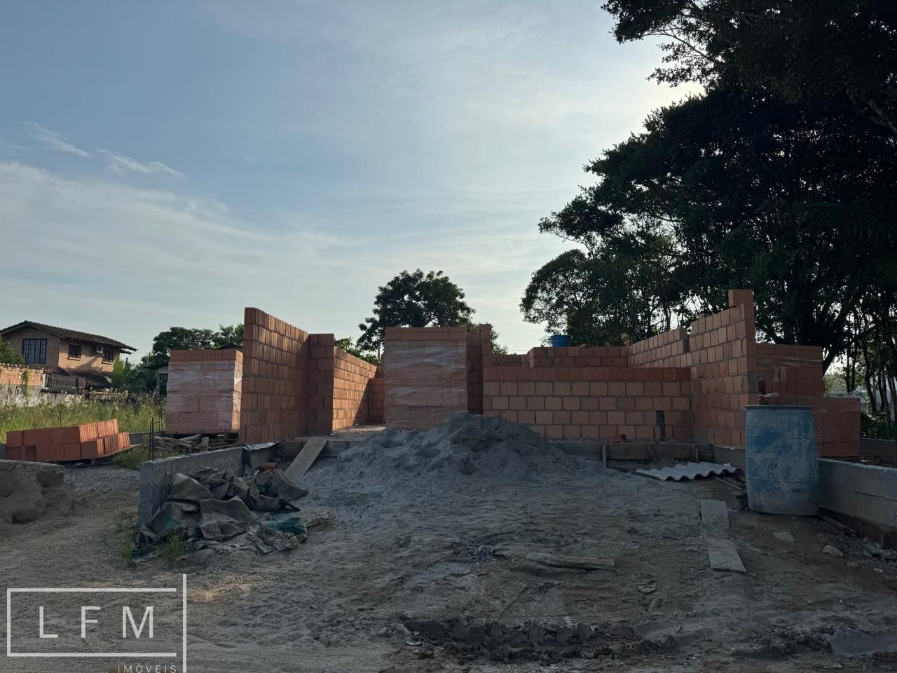Casa à venda com 2 quartos, 70m² - Foto 2