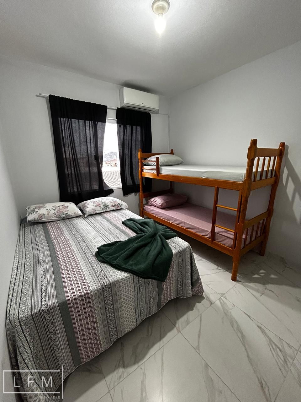 Sobrado mobiliado venda proximo do mar em Balneario Picarras Sc