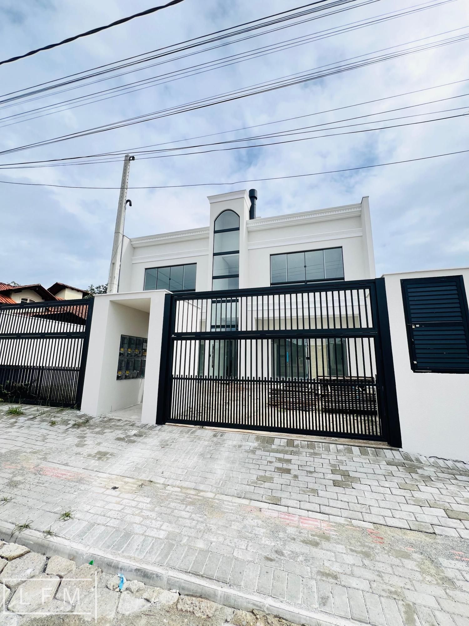Apartamento três quartos no centro de Balneário Piçarras Sc