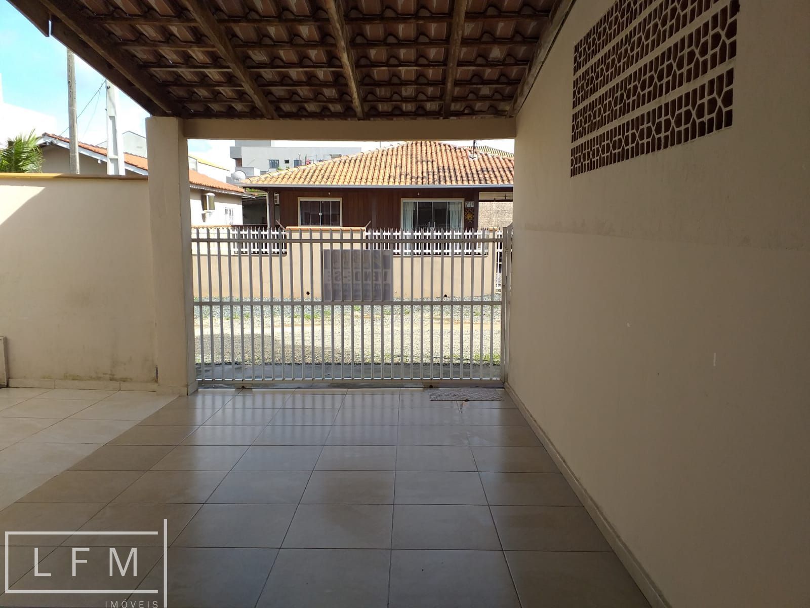 Casa à venda com 2 quartos, 60m² - Foto 2