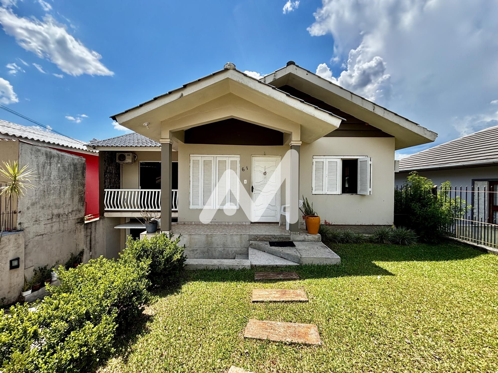 Casa com 188m² e 4 dormitórios no bairro Universitário em Lajeado para Comprar