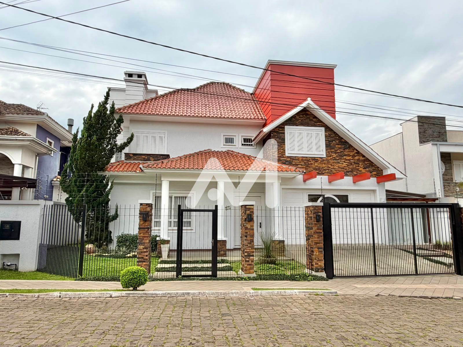 Casa com 227m² e 3 dormitórios no bairro Universitário em Lajeado para Comprar