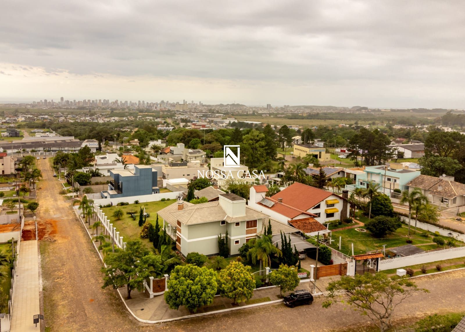 Sobrado à venda com 4 quartos, 337m² - Foto 1