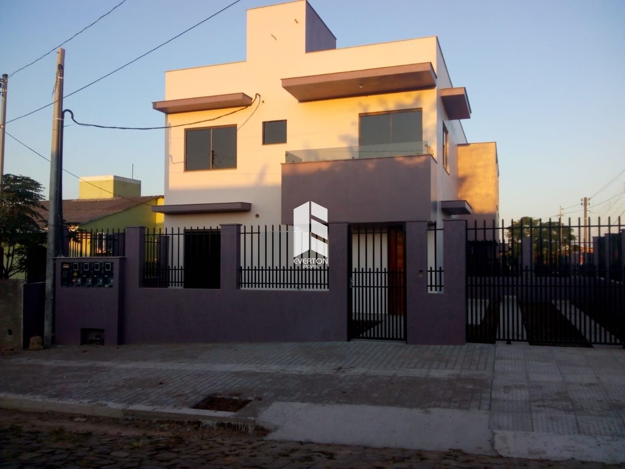 Casa duplex com 2 dormitórios, churrasqueira, em Camobi