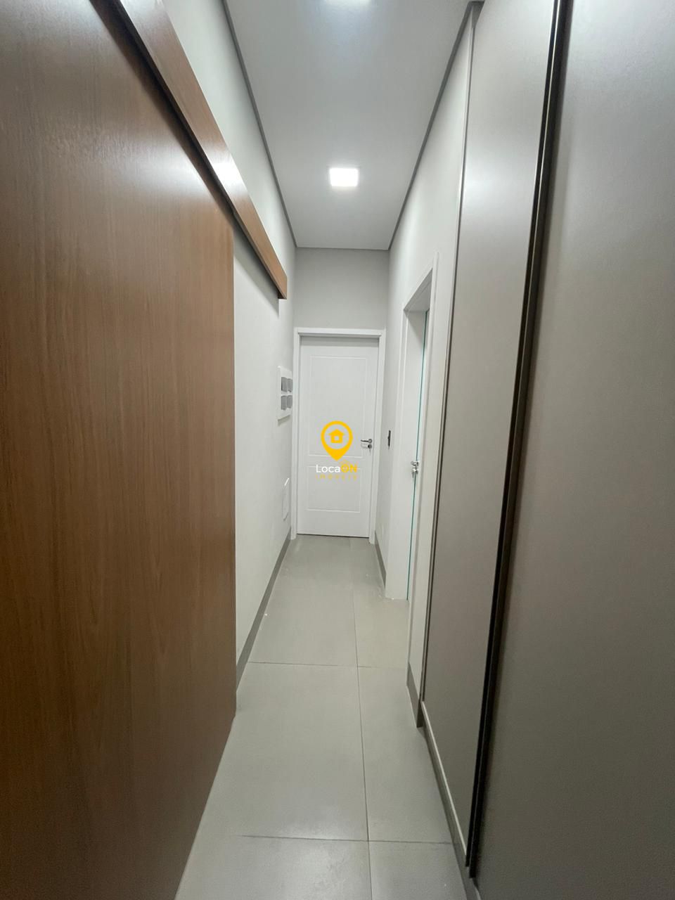 Vende - casa em condomínio - 3 suites com closet 4 garagens 