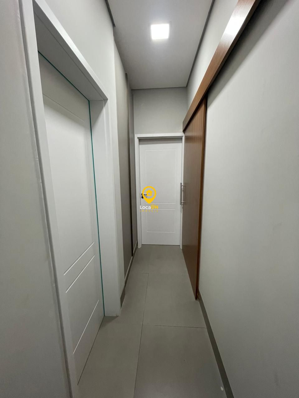 Vende - casa em condomínio - 3 suites com closet 4 garagens 