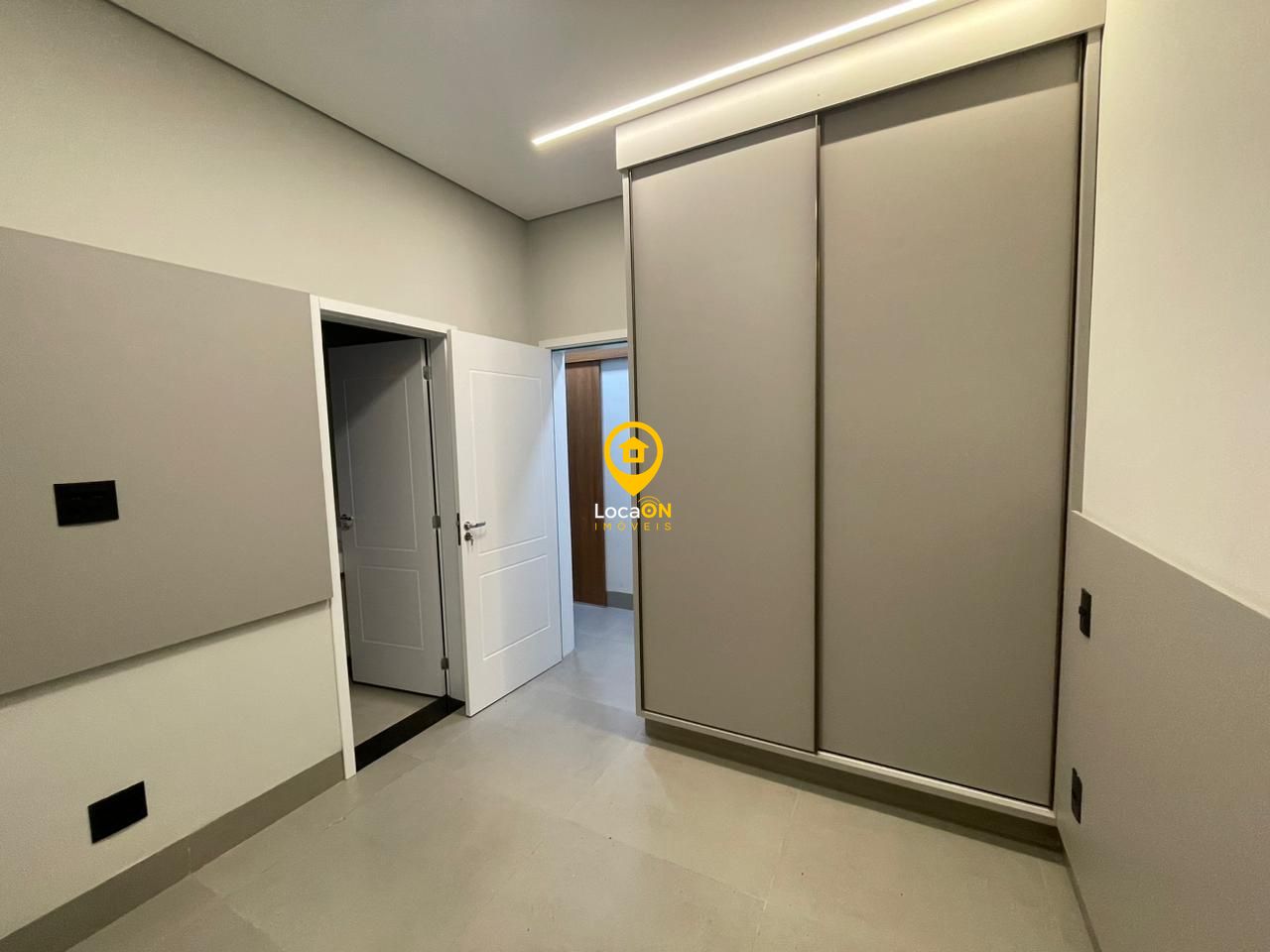 Vende - casa em condomínio - 3 suites com closet 4 garagens 