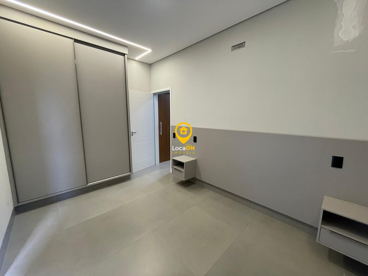 Vende - casa em condomínio - 3 suites com closet 4 garagens 