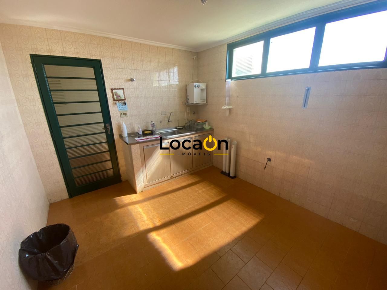 ALUGA- Casa 4 dormitórios sendo 2 suítes , 2 vagas ótima localização