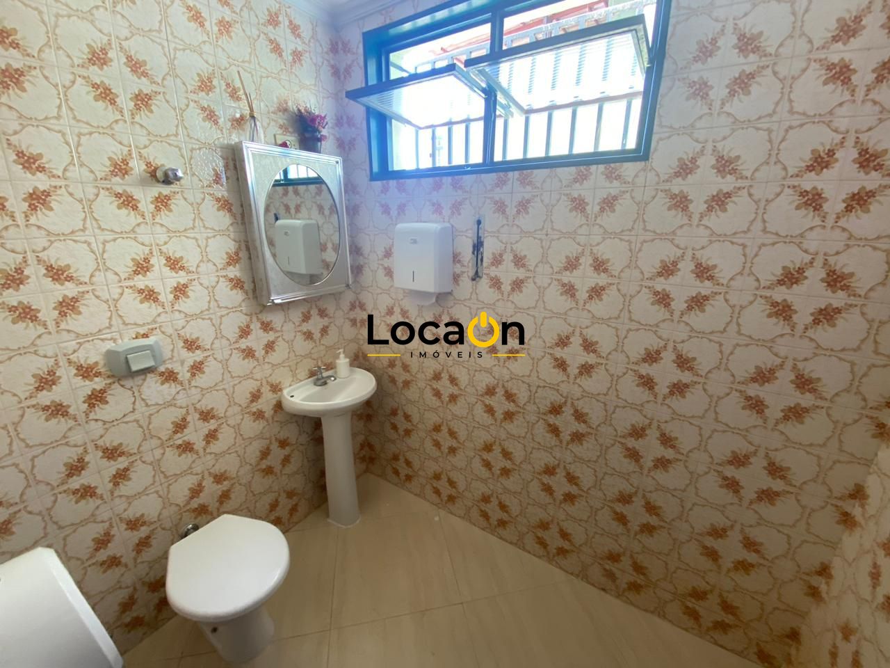ALUGA- Casa 4 dormitórios sendo 2 suítes , 2 vagas ótima localização