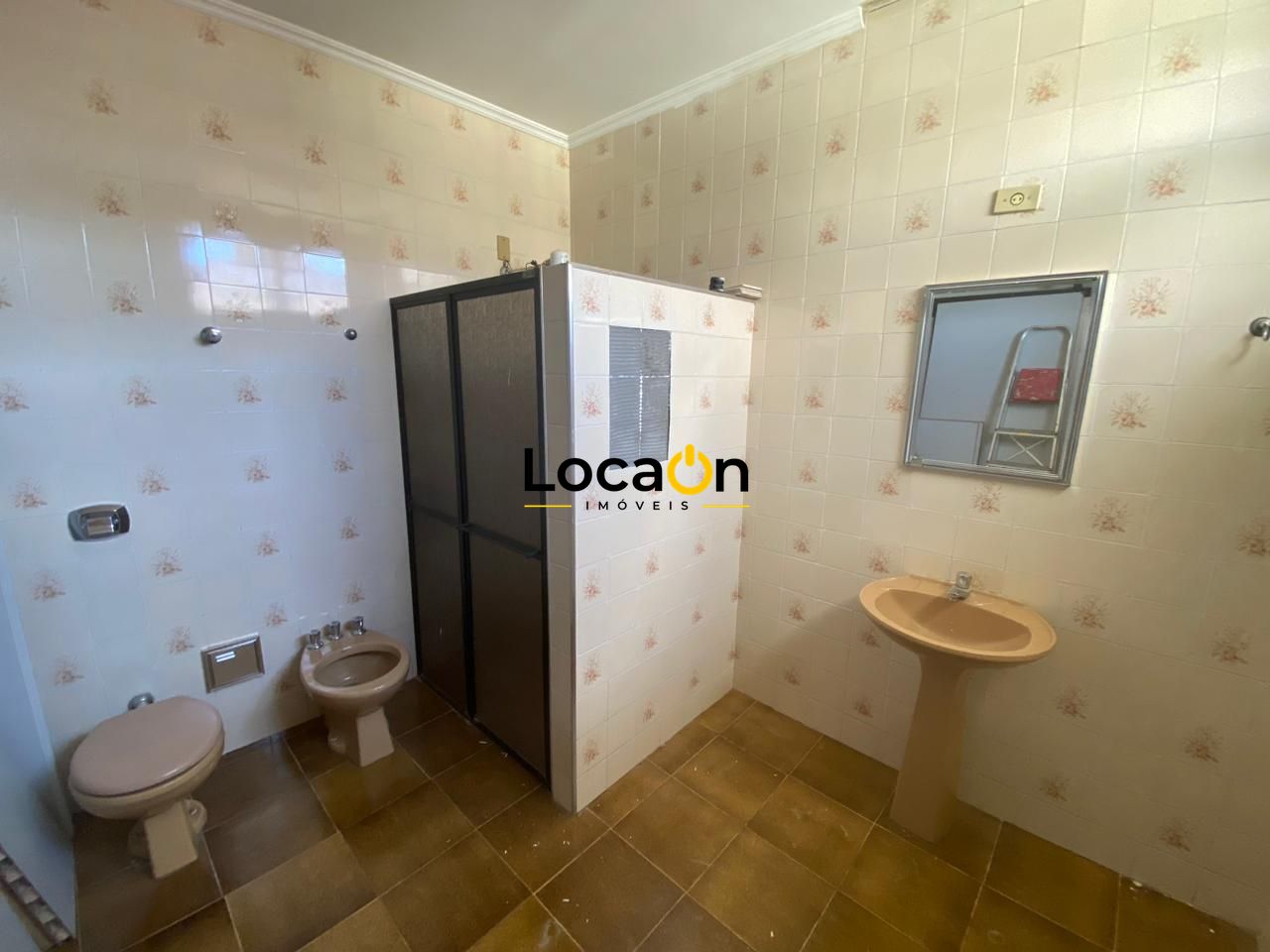 ALUGA- Casa 4 dormitórios sendo 2 suítes , 2 vagas ótima localização