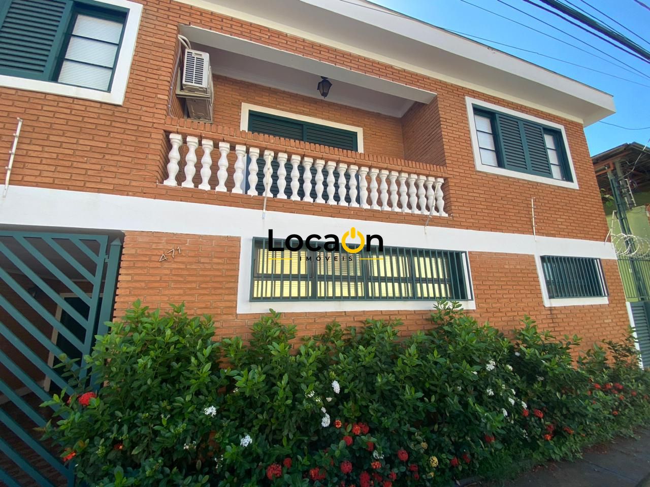 ALUGA- Casa 4 dormitórios sendo 2 suítes , 2 vagas ótima localização