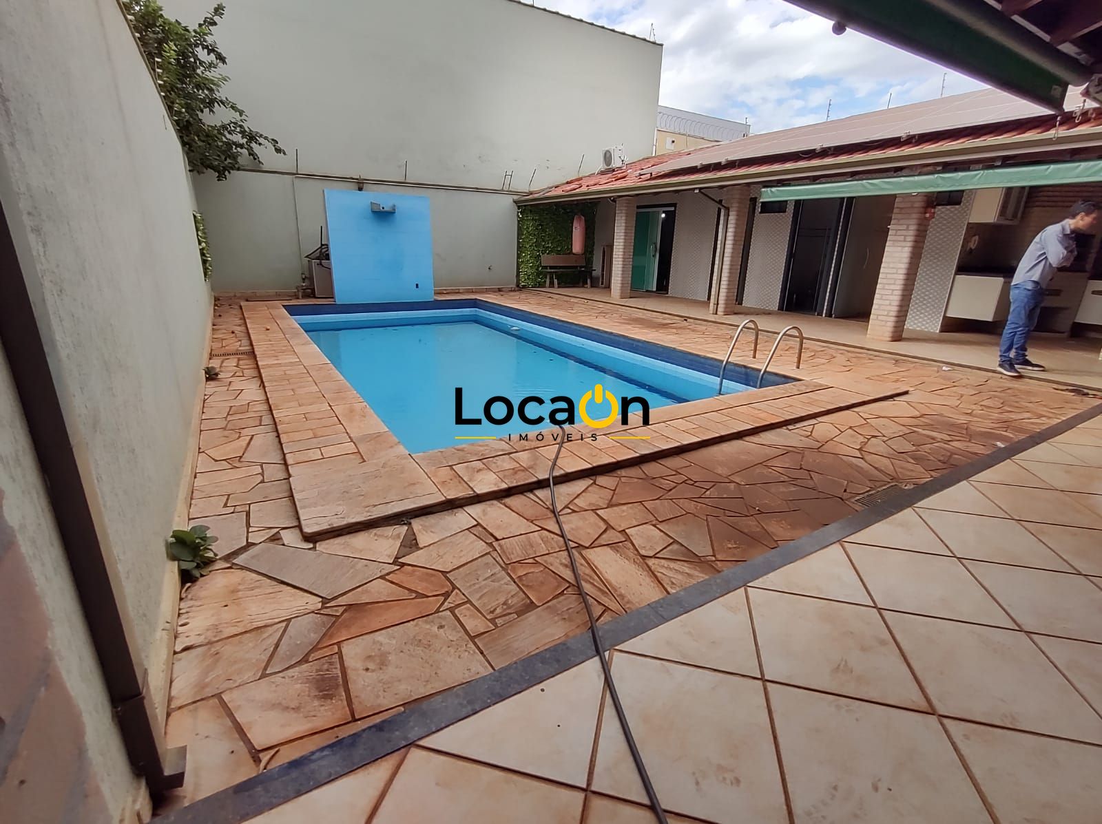 ALUGA - Casa Comercial ou Residencial Mobiliada na Ribeirânia com 8 salas e Rece