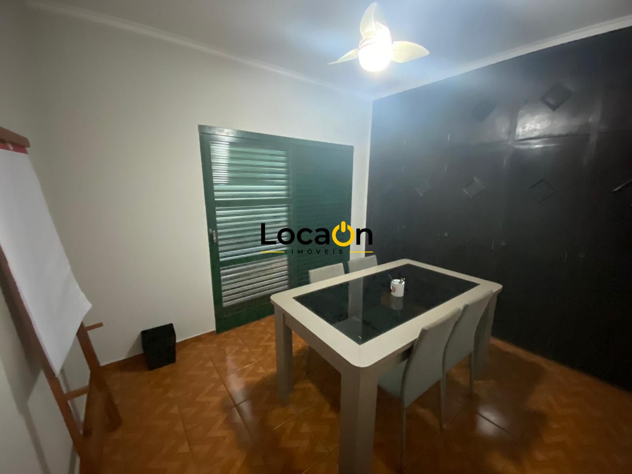 ALUGA- Casa 4 dormitórios sendo 2 suítes , 2 vagas ótima localização