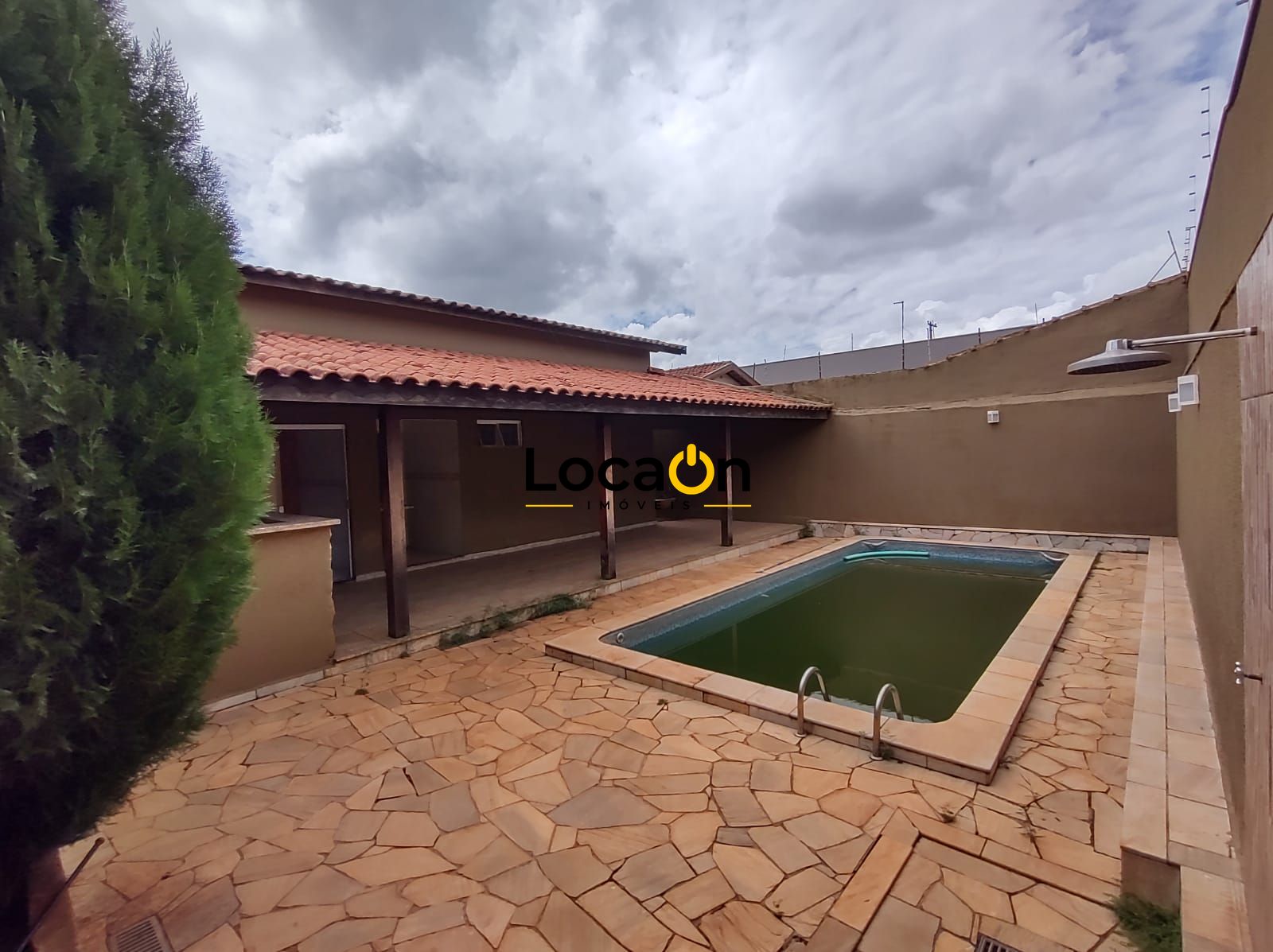 VENDE Casa 3 Dormitórios com Piscina em Ribeirão Preto