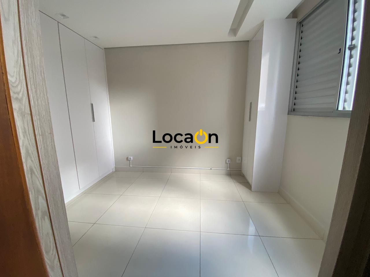 ALUGA-SE apartamento com 4 quartos no bairro Buritis em Belo Horizonte.