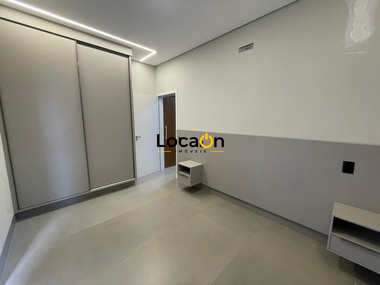 VENDE - Casa em condomínio - 3 suites com closet 4 garagens - Jardim Valência/RP