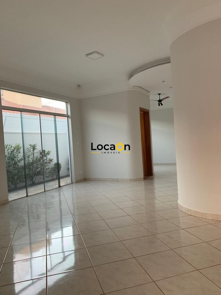 VENDE - Casa na Ribeirânia com 4 Dormitórios e Piscina