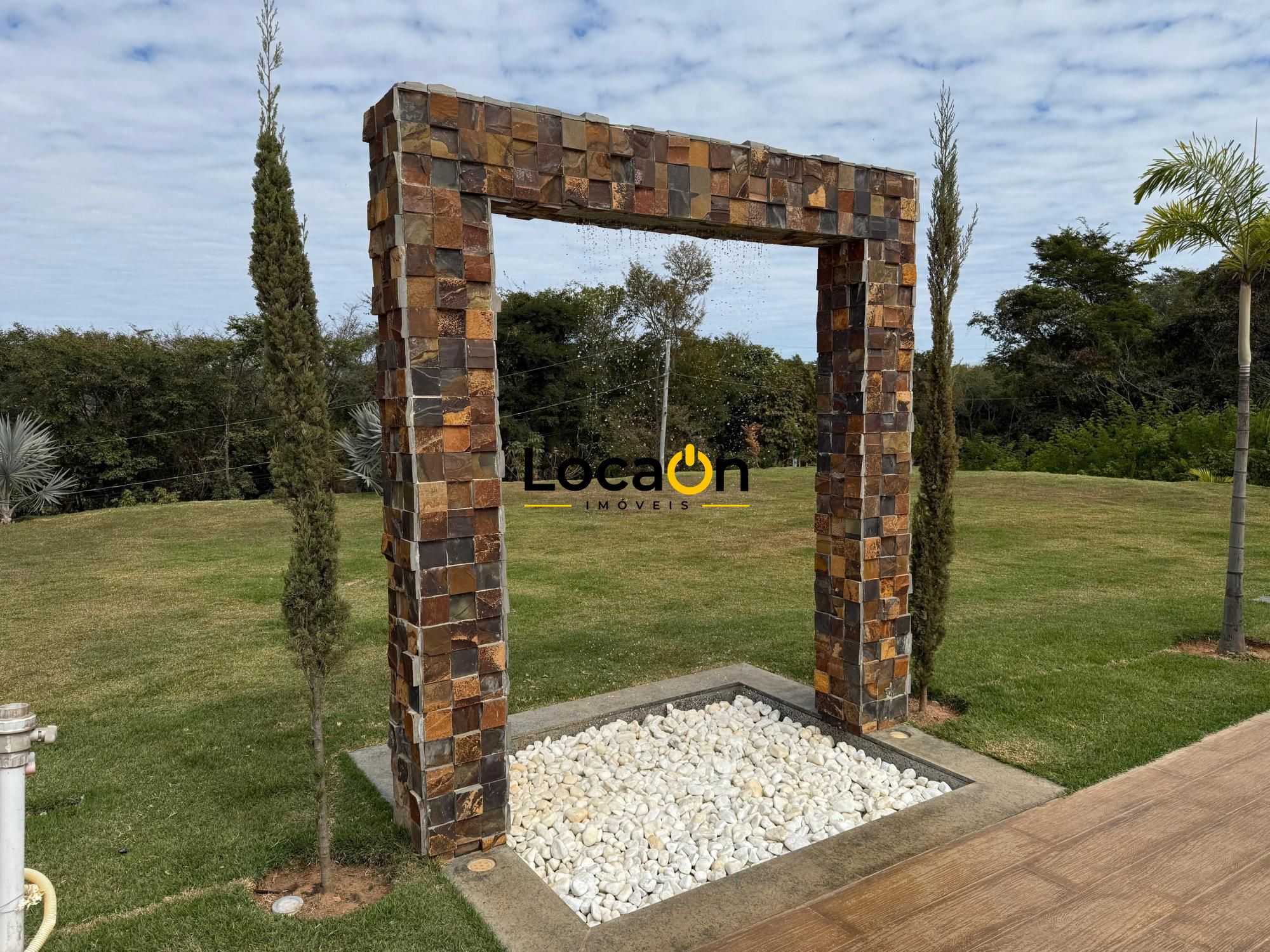 VENDE - Sitio em Esmeraldas-MG com Casa de luxo.