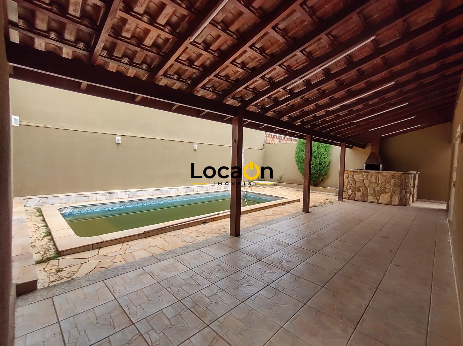 VENDE Casa 3 Dormitórios com Piscina em Ribeirão Preto