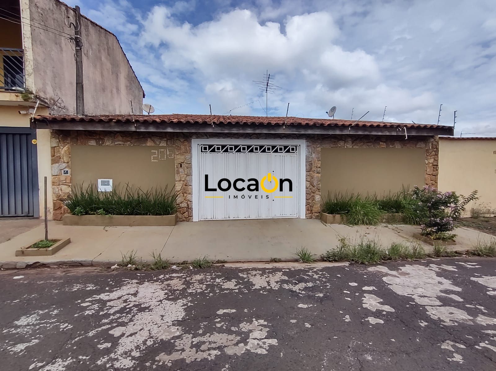 VENDE Casa 3 Dormitórios com Piscina em Ribeirão Preto