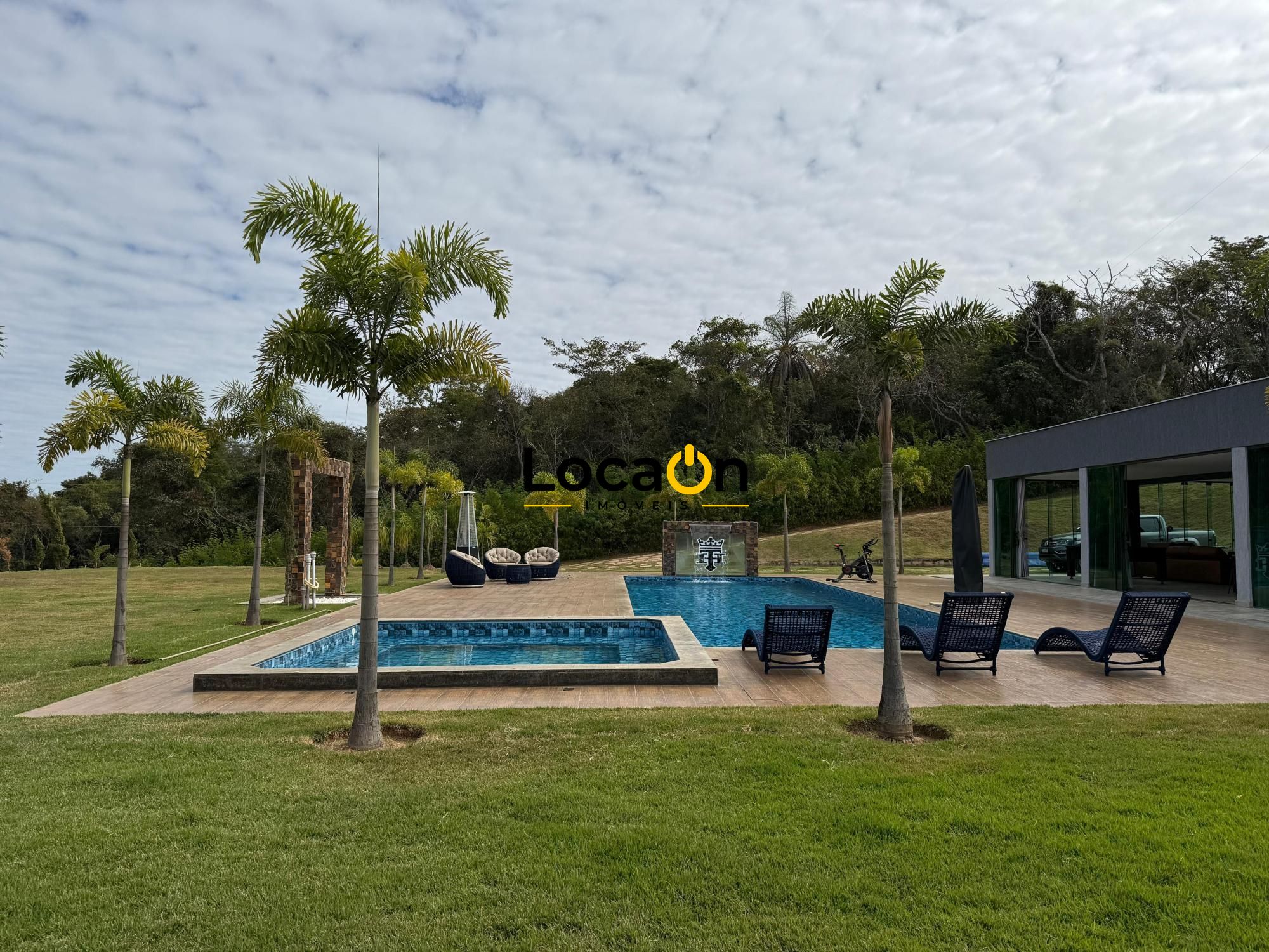 VENDE - Sitio em Esmeraldas-MG com Casa de luxo.