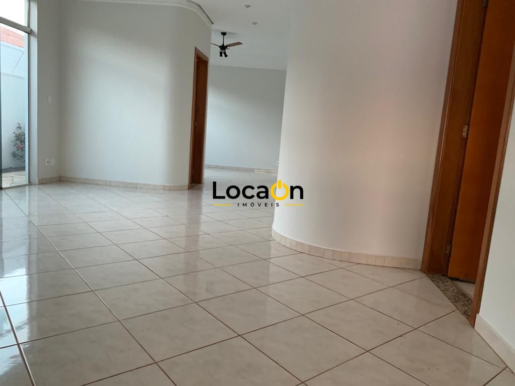 VENDE - Casa na Ribeirânia com 4 Dormitórios e Piscina