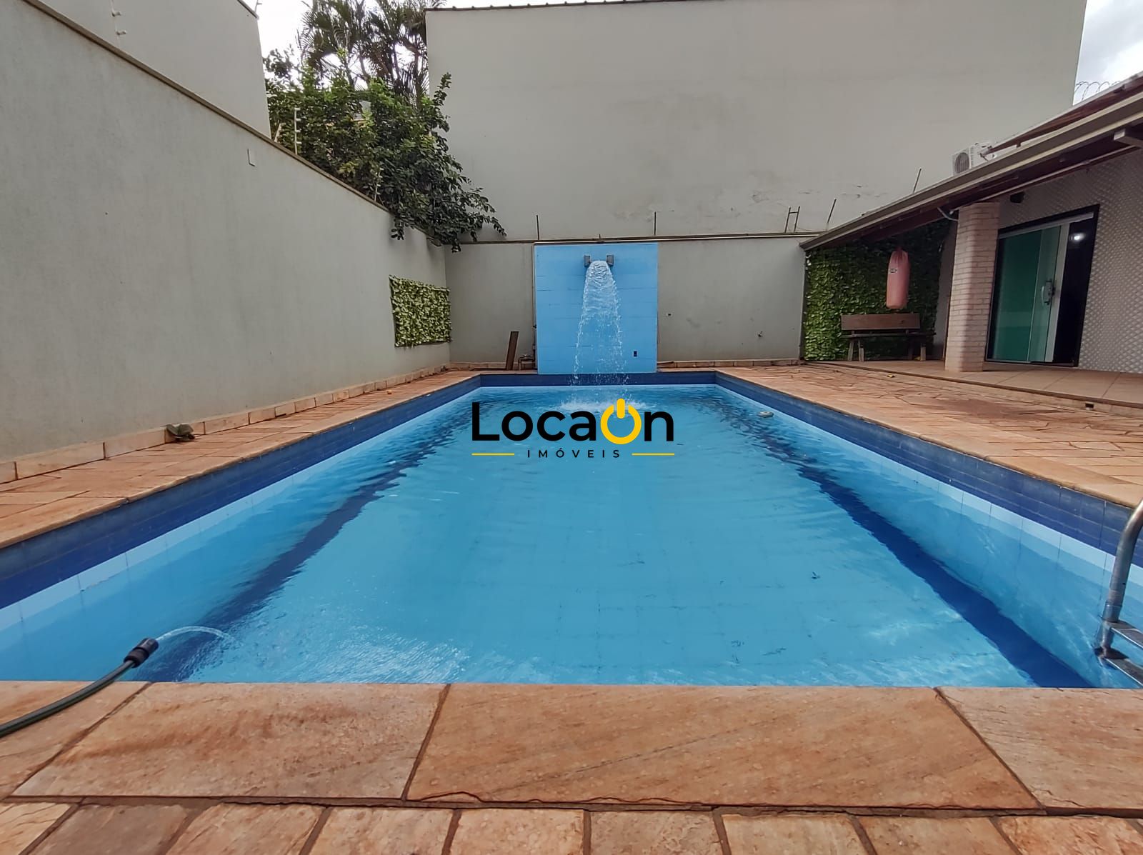 ALUGA - Casa Comercial ou Residencial Mobiliada na Ribeirânia com 8 salas e Rece